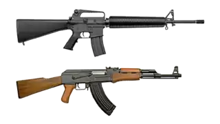 Fusiles AK-47 y M16.