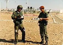 Soldado colombiano de la Fuerza Multinacional de Paz y Observadores boina terracota, con piloto canadiense en 1989.