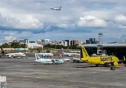 Rampa trasera del Aeropuerto Internacional La Aurora de día