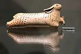 Aríbalo etrusco en forma de liebre.