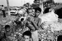 Manuel Rivera-Ortiz: "City Dump, Yamuna River Slum, Delhi, India" 2005.