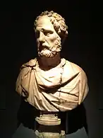Busto masculino de mármol peinado según el modelo de Antonino Pío (siglo II)
