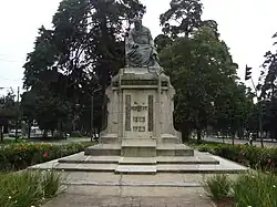 Fotografía del monumento al Dr. Montúfar en 2010; nótese los cambios en el área circundante.