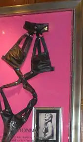Vestimenta de Madonna utilizada para el libro Sex y el álbum Erotica exhibido en el Hard Rock Cafe de París