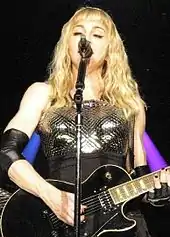 Madonna en el Sticky & Sweet Tour con indumentaria rockera