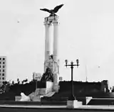 Monumento a las víctimas del USS Maine en La Habana, Cuba, c. 1930. El águila fue retirada tras la Invasión de Bahía de Cochinos.