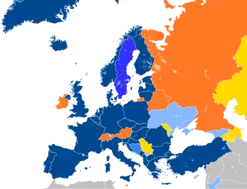 Mapa de Europa con países en azul, cian, naranja y amarillo basado en su afiliación a la OTAN..