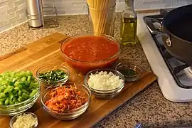 Ingredientes dispuestos para la elaboración de una salsa para spaguettis
