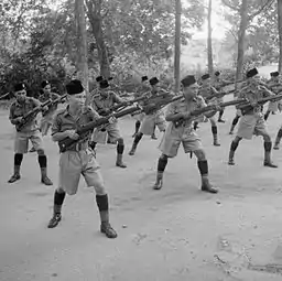 Hombres del regimiento real malayo (Rejimen Askar Melayu DiRaja) vistiendo songkok en la práctica de bayoneta, isla de Singapur (1941).