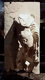 Friso de un hombre desnudo vistiendo una clámide (siglo II a. C.)