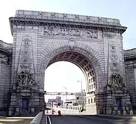 Arco adornado con el friso de la caza del búfalo