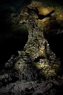 La columna de lava Manjanggul localizada en el tubo de lava Manjanggul en la isla coreana de Jeju-do. Es la columna reogénica originada por una estalagmita de mayor altura del mundo, con siete metros.