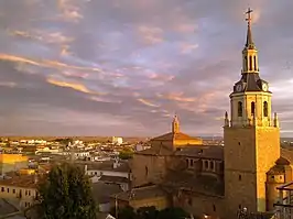 Atardecer en Manzanares. En primer término, la torre barroca de la Iglesia de la Asunción