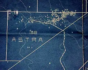 Mapa de la intensa explotación petrolera del yacimiento atravesado por diversos caminos y la vía férrea del ramal