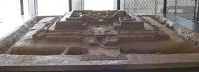 Maqueta del centro religioso de Cancho Roano, ocupado entre hace 2500 y 2400 años y cuya atribución no está clara.