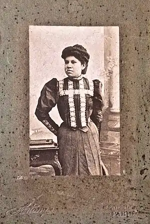 María de la Luz Pérez Montoya. Fotografía capturada en uno de los viajes donde acompañó al Secretario de Hacienda José Yves Limantour a Europa. Lugar de la fotografía: 112 Rue & Place Lafayette, París - Francia. La fecha es inexacta pero se calcula que fue los primeros 5 años del siglo XX.