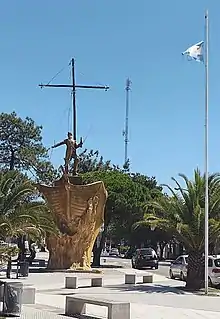 Monumento en Argentina "El libertador y el mar" en homenaje al desembarco del General José de San Martín en la bahía Paracas, en la goleta Moctezuma.