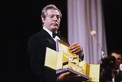 Marcello Mastroianni recibiendo la estatuilla del León de oro del Festival de Venecia.