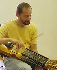 Marco Ambrosini en Burg Fürsteneck, Alemania, tocando un nyckelharpa construido por Annette Osann.