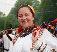 Prof. Maria Tripon, en traje nacional de Oaș Tierra