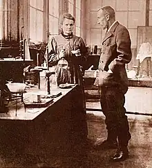 Pierre y Marie Curie en su laboratorio hacia 1900.