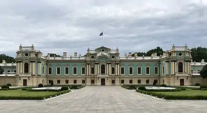Fachada frontal del palacio