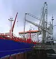 Brazo de carga marino conectado a un barco.