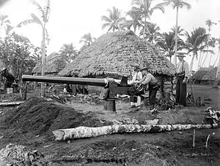 Marines de los Estados Unidos y un cañón naval en Upolu, 1899.