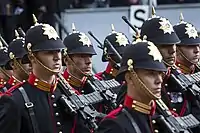 Los infantes de marina vistiendo el uniforme de gala durante el desfile anual en Prinsjesdag .