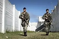 Uniforme de combate de Woodland usado por los marines en Sint Maarten, en 2017.
