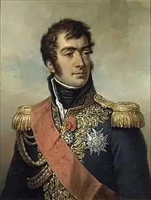 Pintura de un hombre bien afeitado con cabello oscuro y largas patillas. Viste un uniforme militar azul oscuro con charreteras doradas, cuello alto, encaje elaborado, dos medallas y una faja de terciopelo rojo.