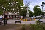 El parque de los Mártires enfrente de la estación en el 2010. En el centro se ve el monumento a los mártires de la guerra de independencia cubana.