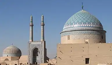Cúpula decorada con mosaicos de la mezquita del viernes en Yazd