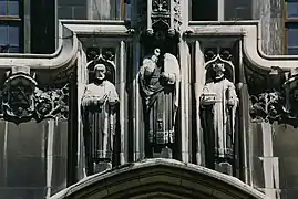 Esculturas arquiterctónicas en la fachada