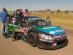 Maximiliano Valle oficiando de Director Deportivo en una competencia de Top Race Series 2017, junto al auto de Marcos Urtubey.