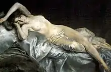 Una mujera tumbada desnuda semitapada con un velo transparente