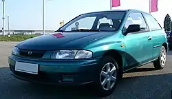 Un automóvil Mazda 323 modelo 2000.