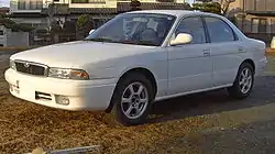 Un automóvil Mazda 323 modelo 2007