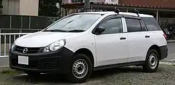 Un automóvil Mazda 323 modelo 2007