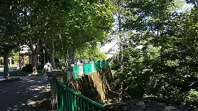 Paseo de borde del parque, con vistas al río Arga