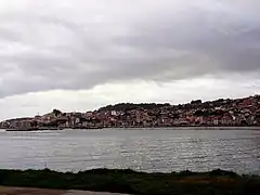 Vista del litoral y ensenada de Meira; al fondo, la zona urbana de Moaña