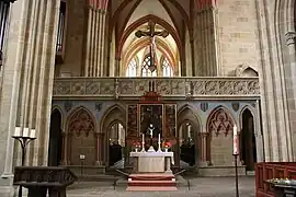 Vista del jubé y del altar moderno