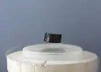 Un imán levitando sobre un material superconductor.