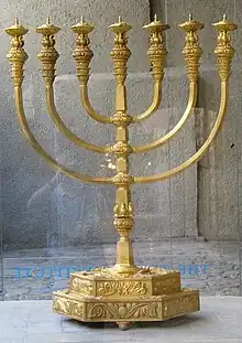 Menorá inspirada por la antigua del Templo de Jerusalén. Inicialmente exhibida en el Cardo de Jerusalén (2007). The Temple Institute, Barrio judío de la ciudad vieja de Jerusalén.