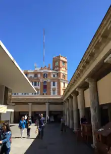 Mercado central y edificio de Correos al fondo