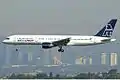 Boeing 757-230 de Mexicana (XA-TRA) aterrizando en el Aeropuerto Internacional de Los Ángeles.