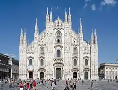 Fachada de la catedral de Milán (1806-1813), de Carlo Amati, una fachada gótica construida en el siglo XIX