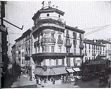 El antiguo edificio en la esquina con vía Monte Napoleone