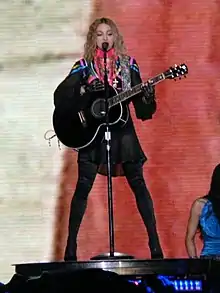 Madonna en el Sticky & Sweet Tour con indumentaria gitana