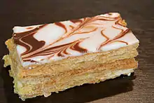 Tradicionalmente, un pastel de mille-feuille (milhojas) se compone de tres capas de hojaldre y dos capas de crema pastelera.